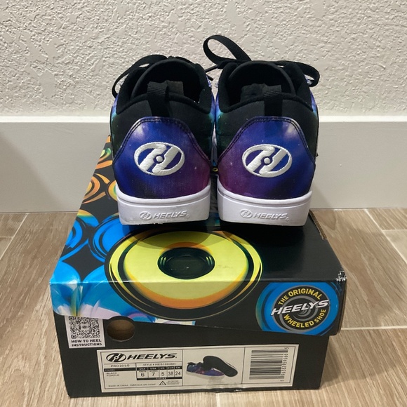 Heely’s Wheeled Kids shoe - Picture 2 of 7